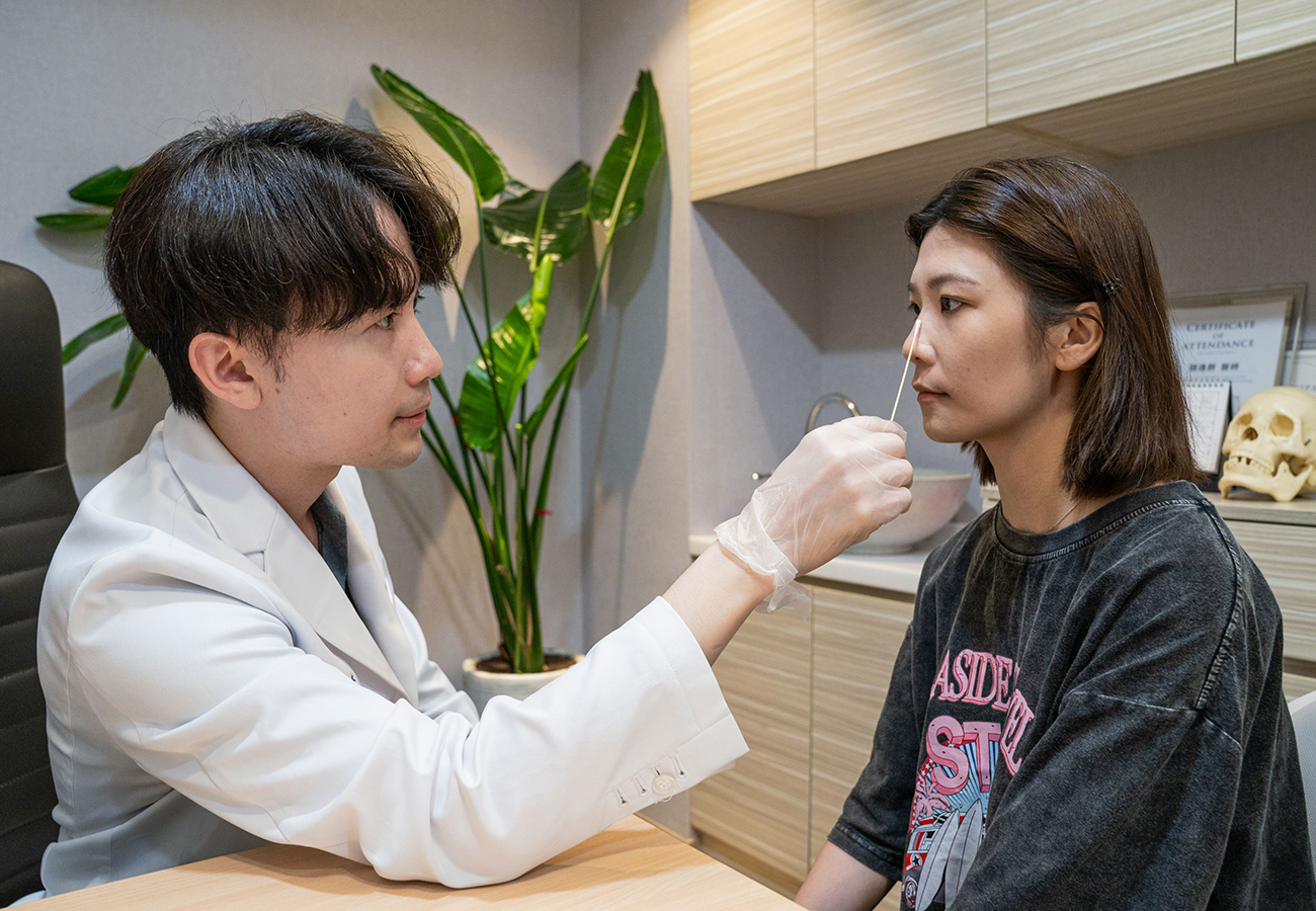 張家豪醫師與患者進行埋線山根鼻雕術前面診諮詢，評估山根高度與定位｜花漾國際美學診所
